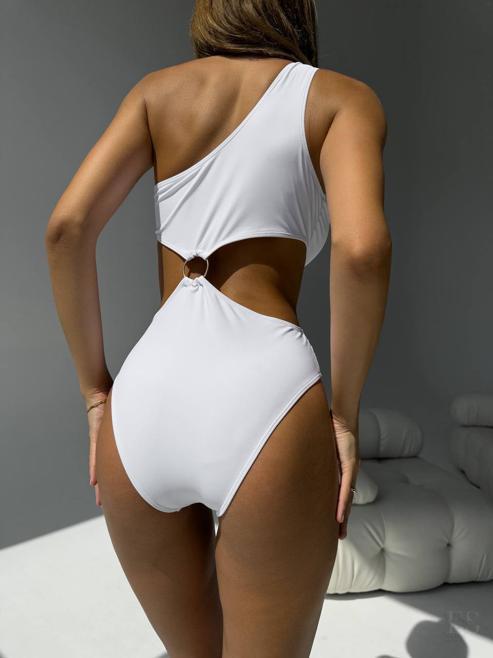 Білий купальник монокіні з вирізами та металевими кільцями - Зображення 3